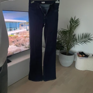 Low waiste bootcut jeans från Nelly Storlek 36 - Low waiste jeans från Nelly storlek 36. OBS!! Sista bilden är ej exakta jeansen (mid waiste) pga dem är slutsålda. 