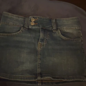 Blå jeanskjol från H&M Divided - Snygg blå jeanskjol från H&M Divided! Fråga gärna efter mer bilder på om du är intresserad😋😋 tryck gärna på köp nu!!!