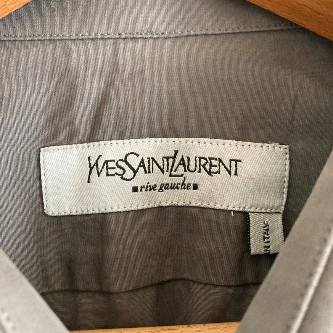 Grå skjorta från Yves Saint Laurent - 1