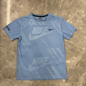 Blå Nike Pro t-shirt med tryck - Passar mer som M 