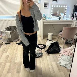 Grå stickad kofta med svarta knappar från vero Moda - Mysig grå stickad kofta med rund hals och svarta knappar framtill. Jätteskönt material och varm perfekt till hösten, går och styla på olika sätt. Använda fåtal gånger då jag inte tycker att jag passar i grått. Skriv vid frågor eller fler bilder 💓