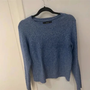 Blå stickad tröja ver Moda - Mysig blå stickad tröja från Weekday med rund hals och långa ärmar. Perfekt för att hålla värmen under kyliga dagar och passar till både jeans och kjol. Enkel och stilren design som är lätt att matcha med din garderob.