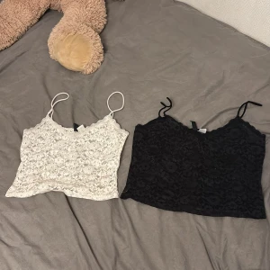 Spets linnen  - Två croppade linnetoppar i spets, en vit och en svart, med blommigt mönster och tunna axelband. Köpta på H&M, den svarta är S och den vita är Xss. 80kr/styck eller 150kr för båda 
