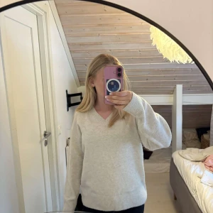 Vit stickad tröja med v-ringning M&S - Vit stickad tröja från Marks & Spencer Collection från London i storlek S. Tröjan har en snygg v-ringad hals och långa ärmar. Passar perfekt till hösten, den är aldrig använd 