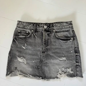 Grå jeanskjol - Så snygg grå jeanskjol med slitningar från Zara 🤍 Finns två små fläckar som syns på sista bilderna, men jag har inte testat att få bort dem Midjemått: 35 cm