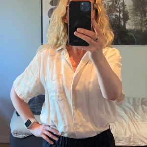 Linneskjorta från A Day's March - Skjorta i 100 % linne från A Day's March. Kortärmad. Skjortan är luftig och har knappar framtill. Perfekt för varma dagar och enkel att styla med jeans eller shorts. Strl 36 oversized modell.