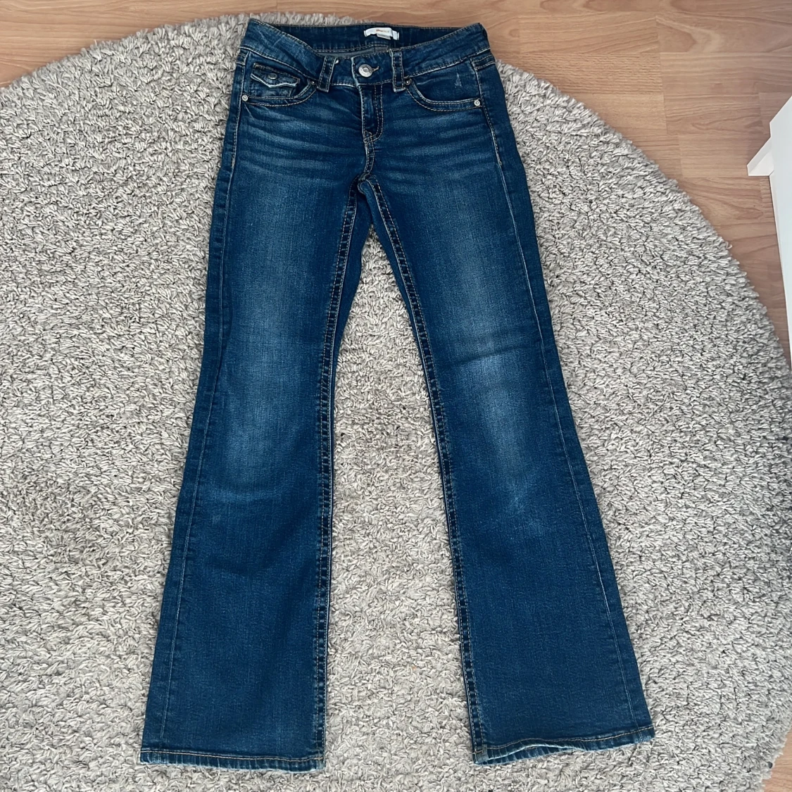 Lågmidjade Blå bootcut jeans från Gina Tricot Young