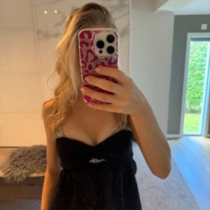 Svart kort topp med spetsdetaljer - Säljer en svart armlös topp från shein den är knappt använd och i väldigt fint skick💕