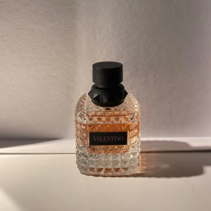 Valentino Born in Roma 50ML  - Parfym från Valentino Born In Roma i 50 ML. Köpt för 1099kr, den är använd några gånger som man kan se på bilderna. 