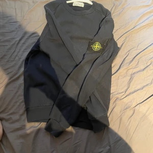 Mörkblå sweatshirt från Stone Island - Säljer en mörkblå sweatshirt från Stone Island med den klassiska patchen på vänster ärm. Mycket fint skick, kan gå ner i pris på snabb affär