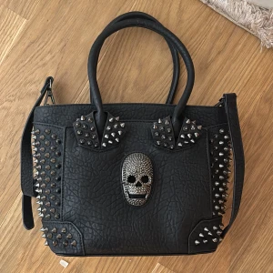 Svart handväska med nitar  - Supercool och fin handväska i läder med nitar på. Perfekt till skolan nu och passat till allt❤️