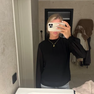 Svart blus  - Säljer en svart blus köpt på en marknad/liten butik i Italien som aldrig kommit till användning. Står ingen storlek men skulle säga att den sitter som en S