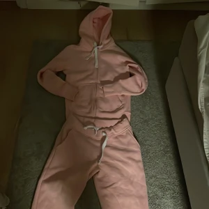 Rosa Russemerch sätt - Säljer mitt finaste mjukis sätt från Russemerch pågrund av att jag inte använder det, byxorna är i storlek S och hoodien i xs.