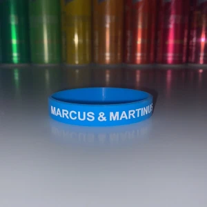 Marcus & Martinus armband säljes  - Marcus och Martinus armband som endast går att köpa på konserter. 200 kr styck, alla fyra för 700 kr (kolla de andra annonserna för att endast köpa en färg). Aldrig använda där utav ny skick.💕
