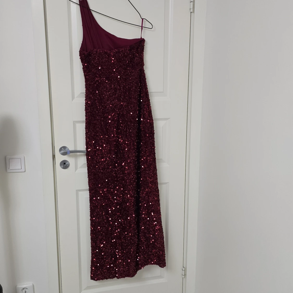 Vinröd glittrig långklänning med slits - 1