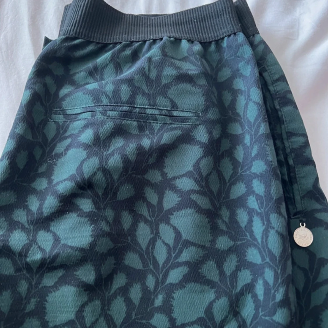 Mörkgröna mönstrade byxor från 365 - 4