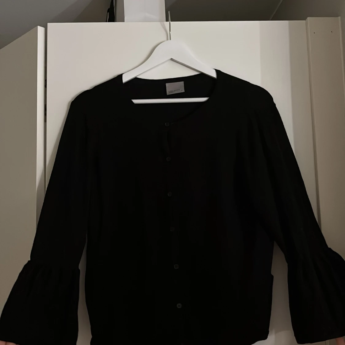 Svart kofta från Vero Moda med volymärm - 1