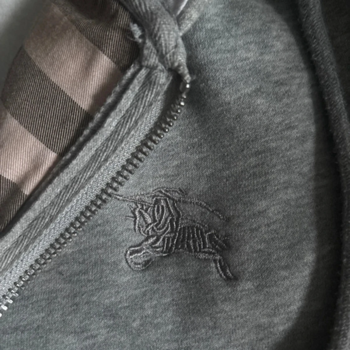 Grå hoodie från Burberry med rutig huva - 1