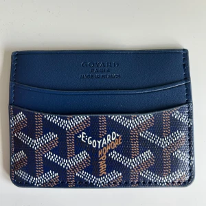 Blå plånbok - En snygg marinblå korthållare från G. Nytt skick och lätt att bära. Pris kan diskuteras 