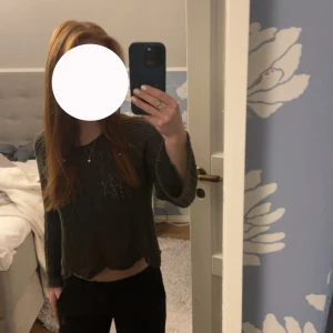Snygg stickad tröja - Jättefin mörkgrön stickad tröja, färgen stämmer bäst överens på första bilden. Väldigt fint skick och inte mycket använd. Den är i storlek s från only🥰 Använd gärna köp nu och hör av er vid frågor!💓