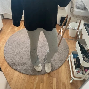 Grå mjukisbyxor med bootcut - Ginatricot  - Säljer populära grå mjukisbyxor med bootcut från gina. Byxorna har en hög midja som kan vikas ner och är gjorda i mjukt bomullsmaterial som är riktigt sköna att ha på sig. 