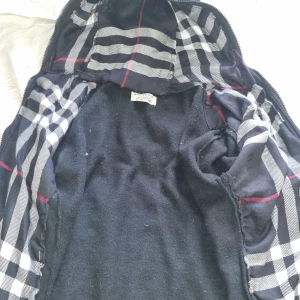 Burberry hoodie - Hör har vi en skönt gjord svart burberry hoodie gjord av dina_kläder/ mig den har 1hål va ja kan se men annars värkar den vara cleen. Den är I stolek XS men passar nog bättre S! Skön burberry hoodie kom med prisförslag får vi se om ja tackar ja!