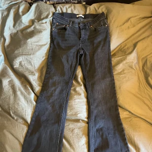 Svarta bootcut jeans från Ginatricot - Snygga mörkgrå jeans i storlek 38 från Ginatricot Perfect Jeans i bootcut-modell❣️Säljer då dom tyvärr är för stora för mig. 