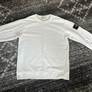 Vit tröja - Använd kanske 3 gånger max, står storlek L men passar som S skulle jag säga. Ej riktig