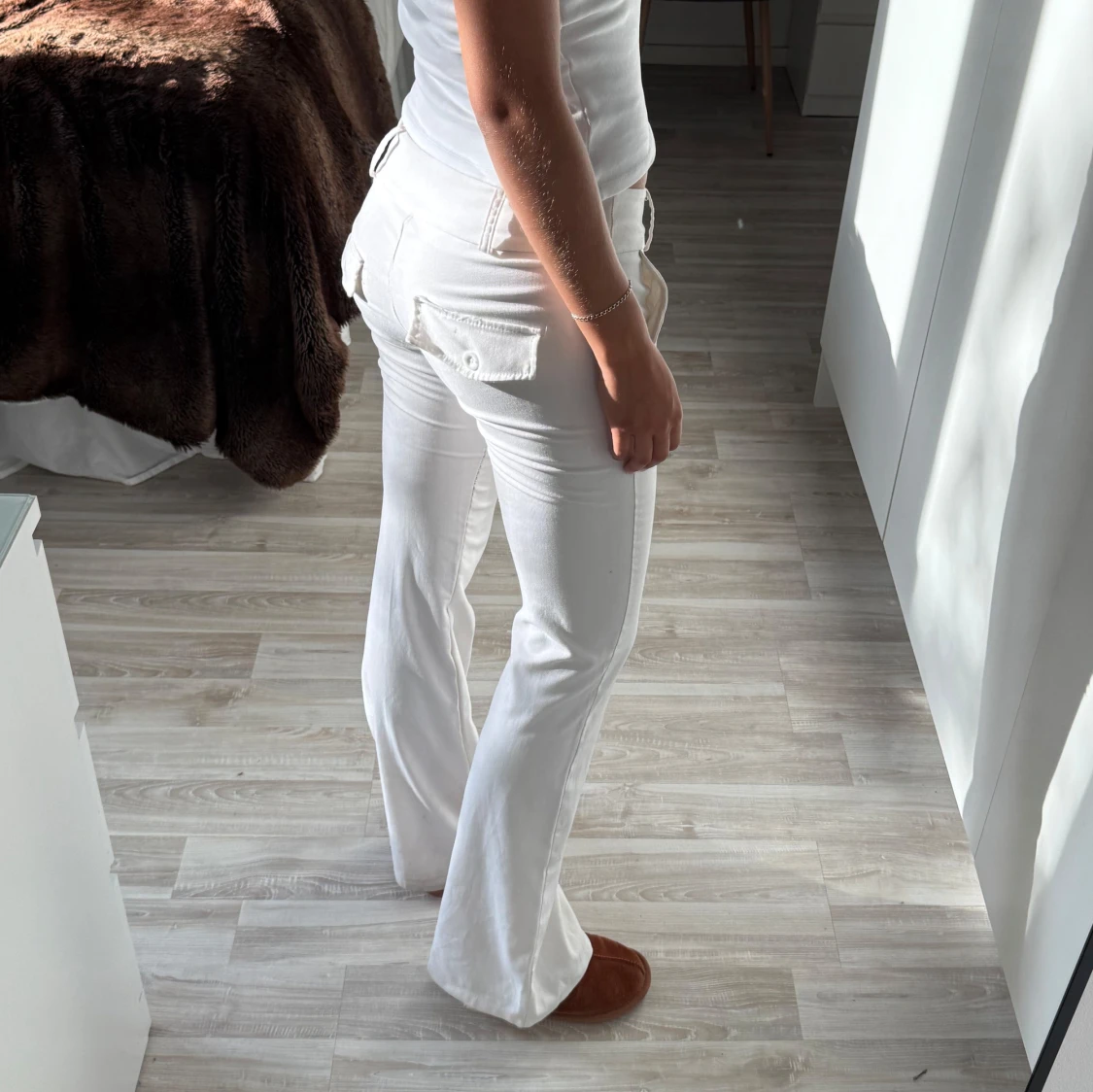 Vita bootcut byxor med fickor - 2