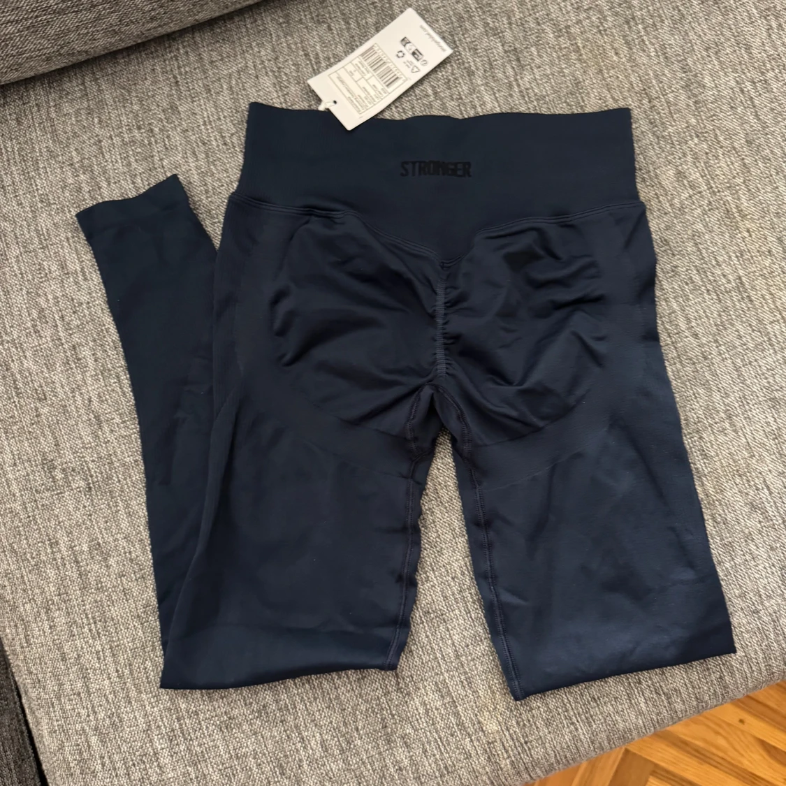 Mörkblå leggings från Stronger