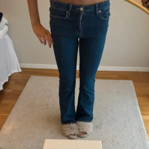 Flare jeans med medelhög midja - Säljer flare/bootcut jeans med medelhög midja!💛💛💛Köpta på mango, använda en gång.