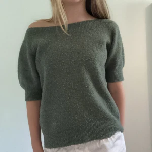 Grön offshoulder stickad tröja Vero Moda - Snygg grön stickad tröja från Vero Moda med offshoulder och korta puffärmar. Mjuk och skön känsla, perfekt för dig som gillar en chill och trendig look. Ribbad kant nedtill och vid ärmslut. Passar till jeans eller kjol för en cool stil. Lite nopprig, men har inga andra defekter. Är xs men skulle säga att den passar s också.