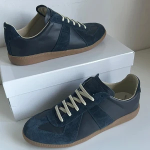 Maison Margiela - | Snygga marinblå masion margiela gats |                | skick 9/10 | box och dustbag medföljer | har blivit använda endast ett par gånger men är i mycket bra skick | nypris 7000kr och mitt pris 3199kr