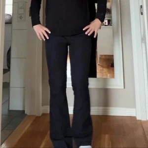 Bikbok bootcut kostymbyxor  - Snygga svarta byxor med bootcut-snitt som sitter tajt över låren och släpper ut vid vaden. Lånade bilder.