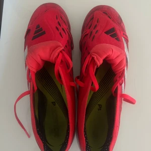 Adidas Predator fotbollsskor - Säljs till perpsner med storlek 42, som har bredare fot, jag personligen har smal fot där av svåra att passa på mig, passar dig som har breda tår och bred fot som helhet. Använda några träningar 