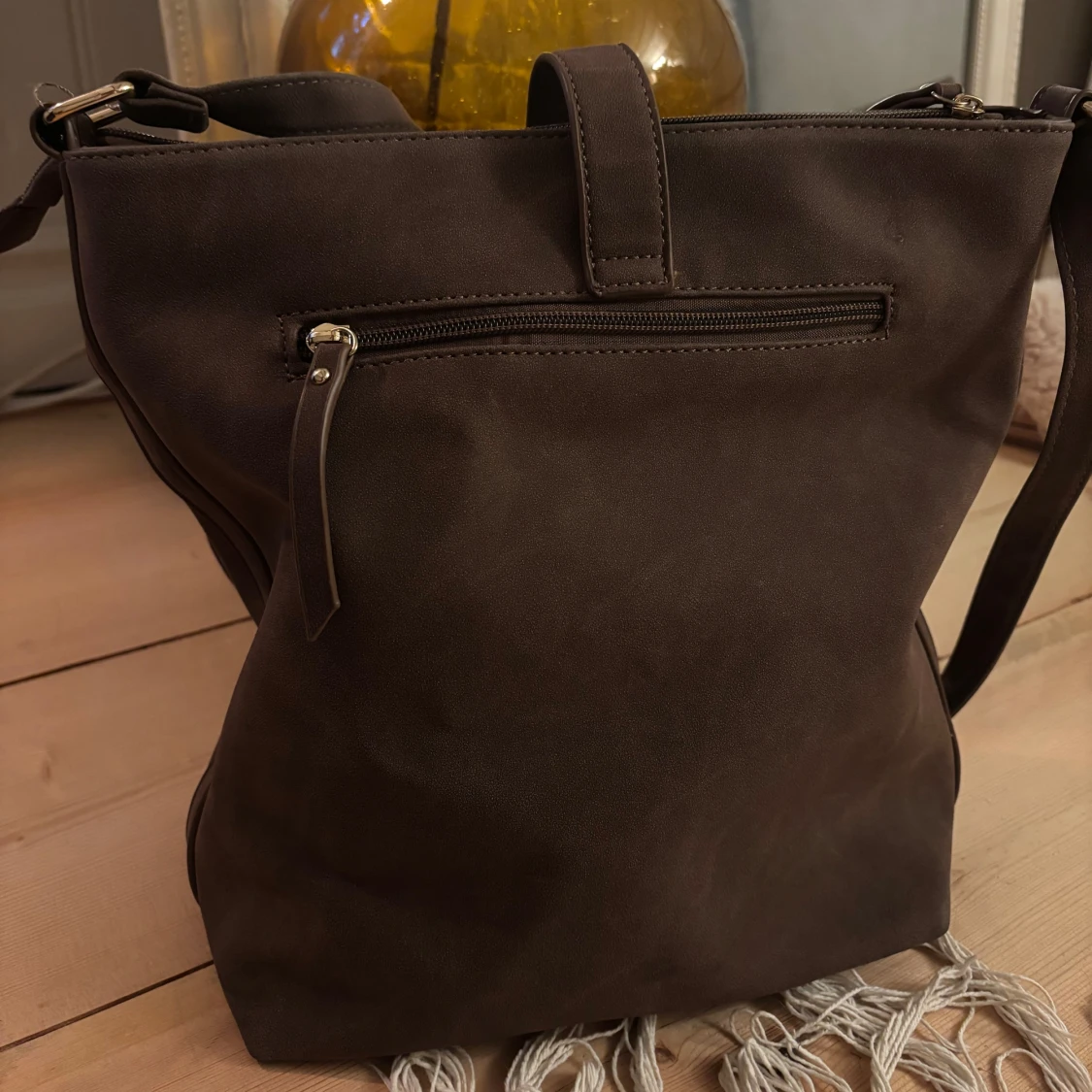 Brun axelväska med blommigt foder - 1