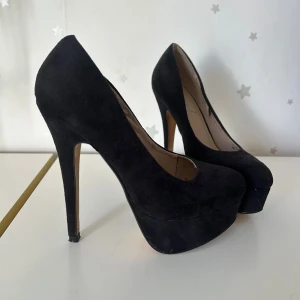 Svarta klackskor med hög klack och platå - Säljer ett par svarta klackskor från Verali med snygg platåsula och riktigt hög klack. 👠 lite skogar på insidan av skorna som syns på sista bilden men inget som syns på insidan 🩷