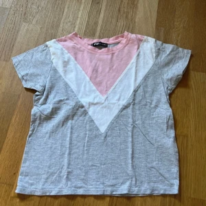 T-shirt från New Yorker - Säljer nu denna T-Shirt från New Yorker då den inte kommer till användning!🩷Använd ett fåtal gånger och den är fortfarande i fint skick!🩷Önskas fler bilder eller om man har några frågor så är de bara att höra av sig!🩷