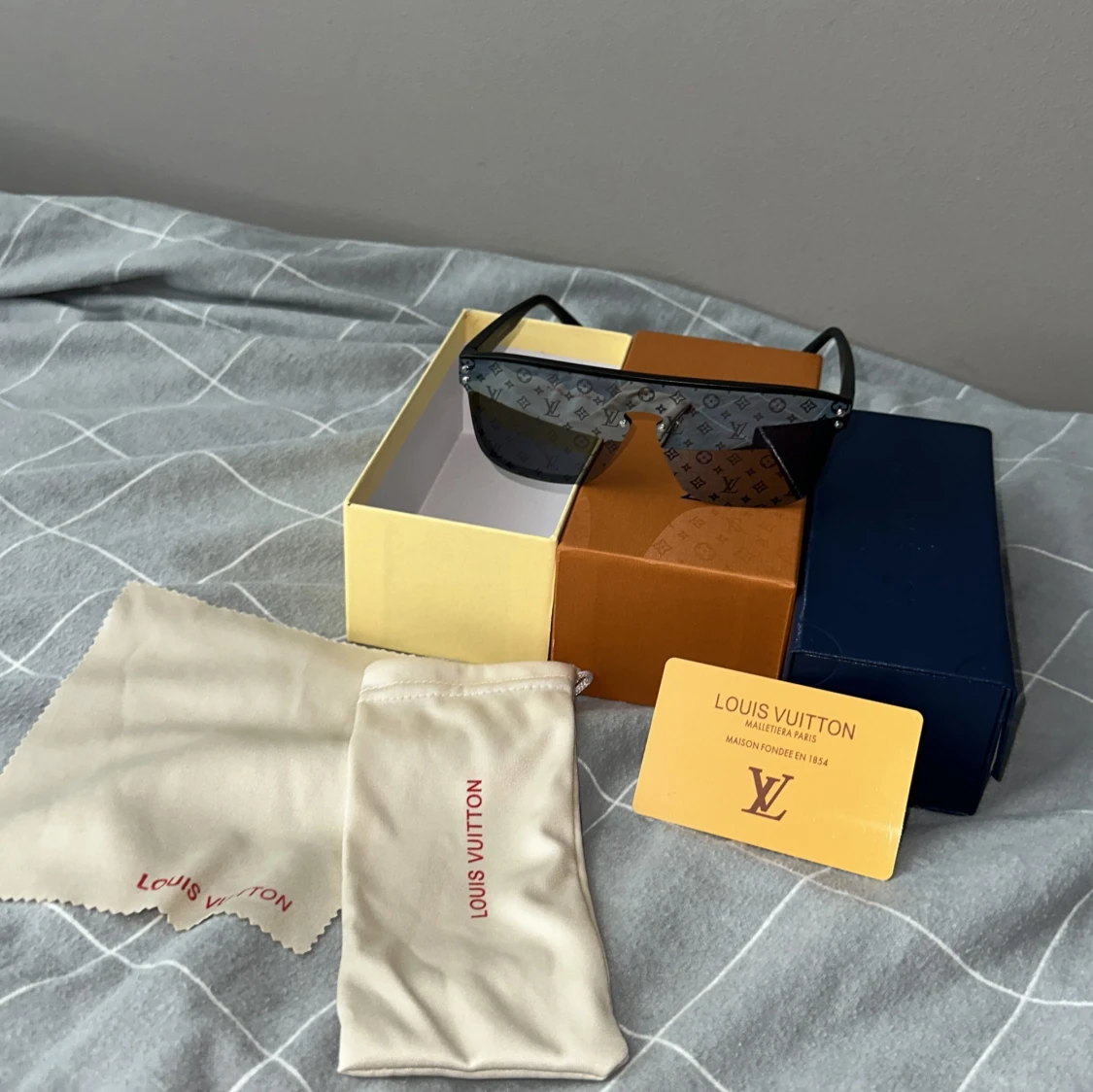 Svarta Louis Vuitton solglasögon