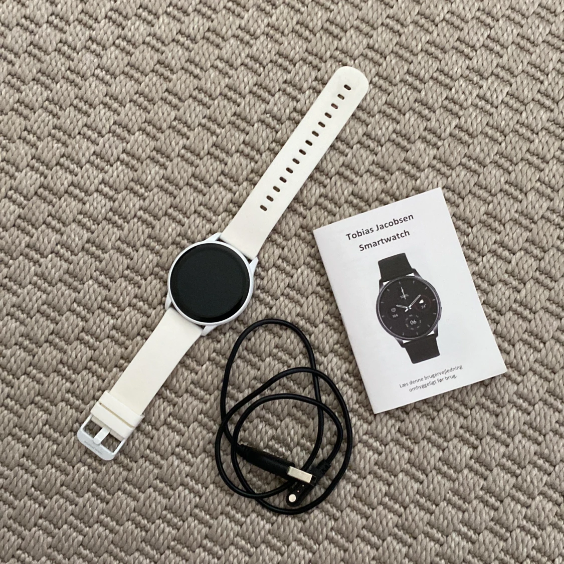 Vit smartwatch från Tobias Jacobsen