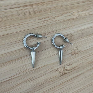 Silvriga örhängen med spikes - Två par silvriga örhängen, från Ur & Penn med små glittriga stenar på ringen och snygga nitar som hänger ner. Örhängena har endast ändats använts ett fåtal gånger och är såå fina, de passar till mycket!!💗