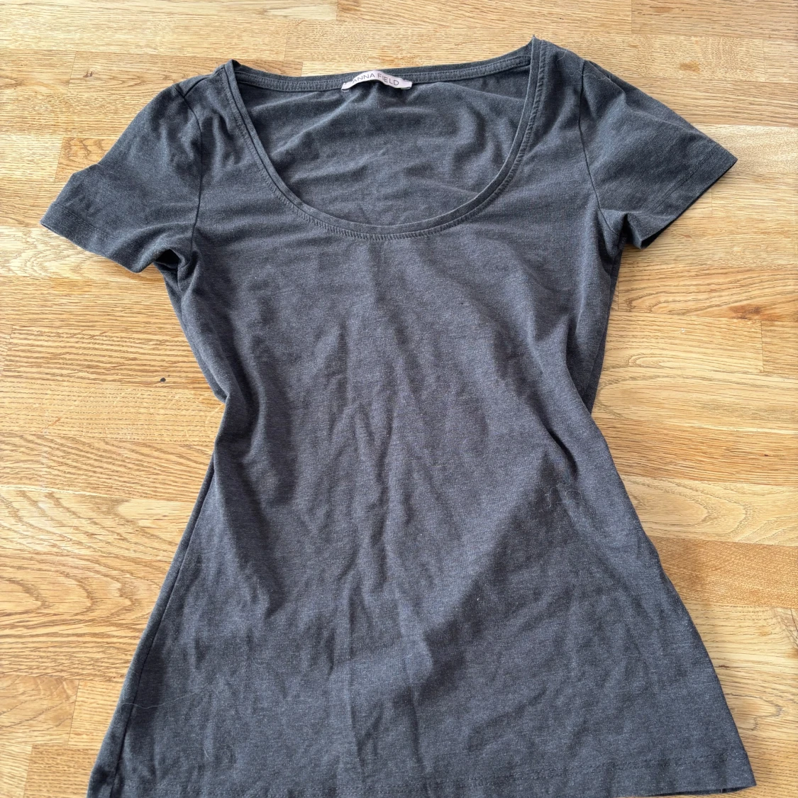 Mörkgrå topp från Anna Field