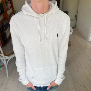 Stickad Ralph Lauren hoodie - Sjukt snygg stickad hoodie från Ralph Lauren i mycket fint skick 🙌 skriv vid fråga 👍 