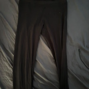 Säljer ett par leggings från lager 157 - Tjena👋 säljer min systers leggings från lager 157. Säljer p.g.a att hon int ville ha de längre, storlek L. Inget fast pris🙌
