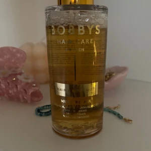 Bobbys haircare Repair Hair & Body Mist - Fräsch och lyxig hår- och kroppsmist från BOBBYS med doft av vanilj, jasmin och sandelträ. 