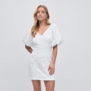 Brocade dress Gina tricot vit - Aldrig använd, med alla lappar kvar. Nypris 599kr