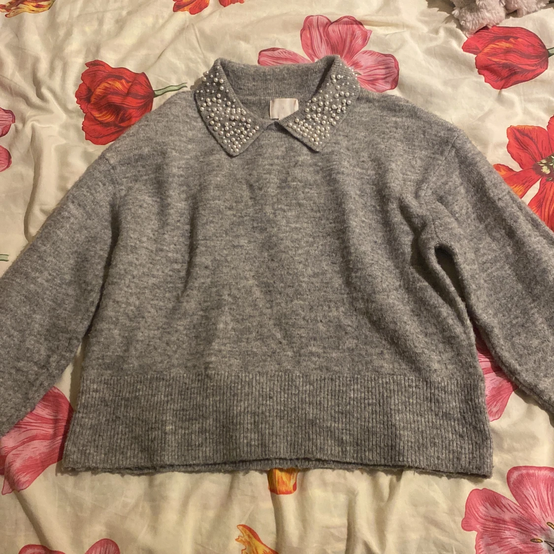 Grå stickad tröja med pärlkrage H&M