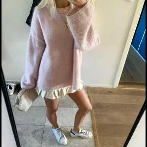 Ljusrosa stickad tröja  - Fläck men som går att ta bort, mer som ludd som har fastnat🩷