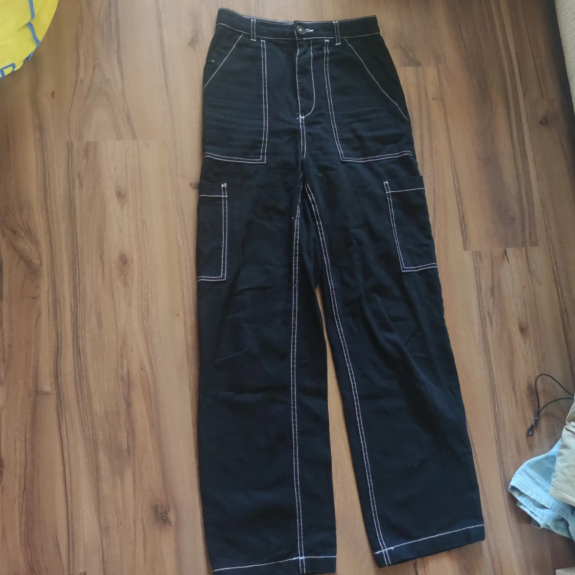 Svarta cargopants från H&M DIVIDED