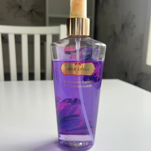 Victorias Secret body mist Love spell  - Säljer Victorias secret body mist i doften Love spel 250ml (mängden som är kvar syns på bilden).